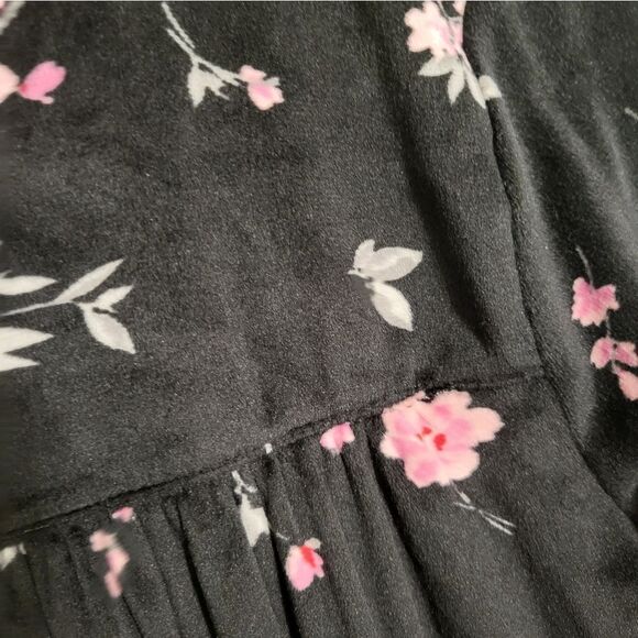 Aria Black Pink Rose Floral Long Sleeve Long Super Soft Nightgown, M - Picture 9 of 11